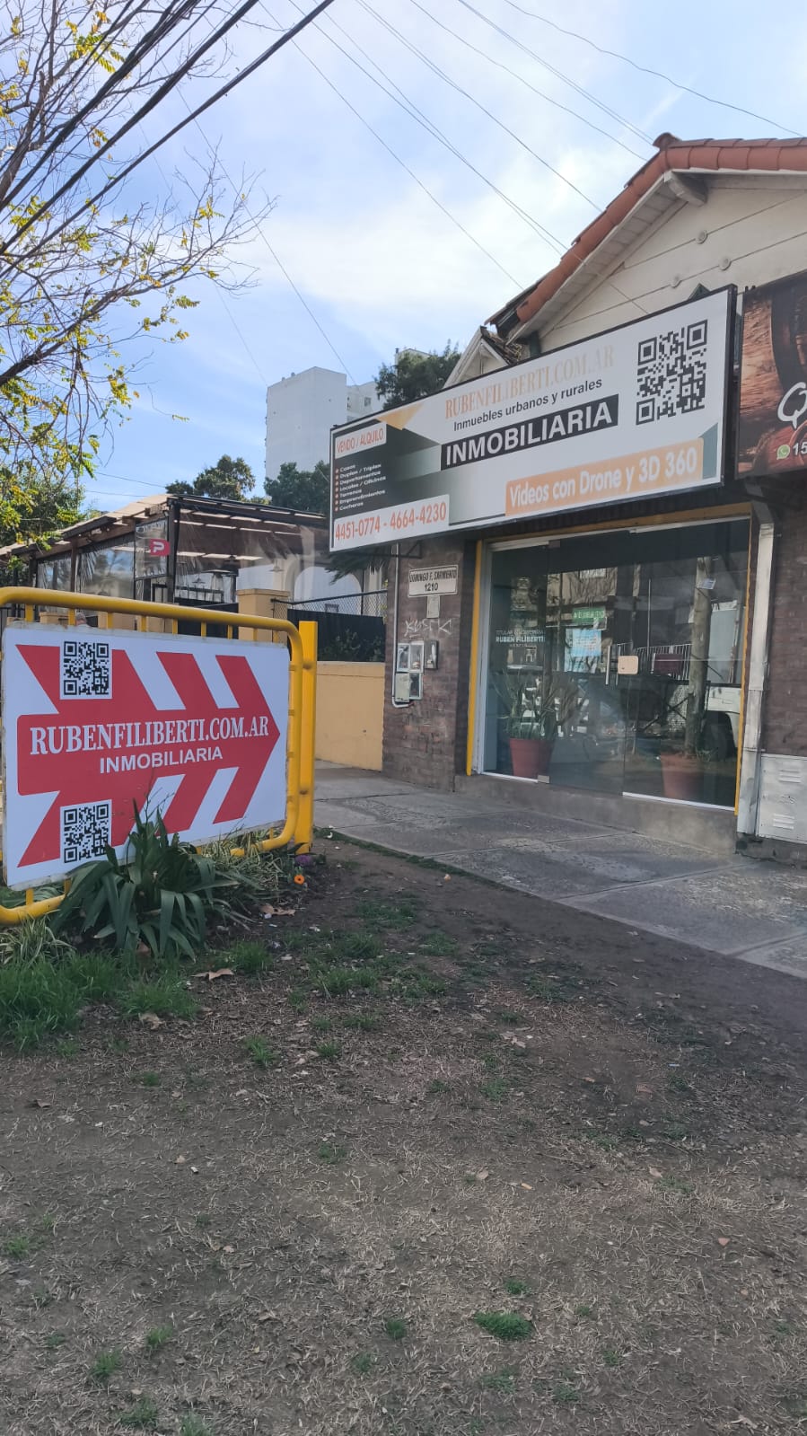 Oficina central y vidriera inmobiliaria de Ruben Filiberti Propiedades en San Miguel